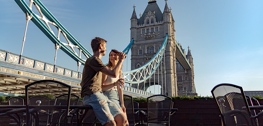 Stelletje geniet romantisch bij de Tower Bridge in Londen