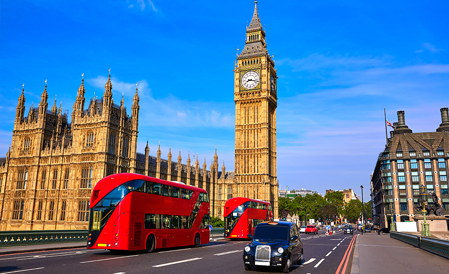 Typische rode bussen bij de Big Ben